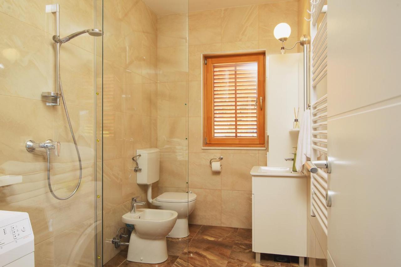 Villa Bua - Beautiful Seafront Apartments Trogir Exteriér fotografie